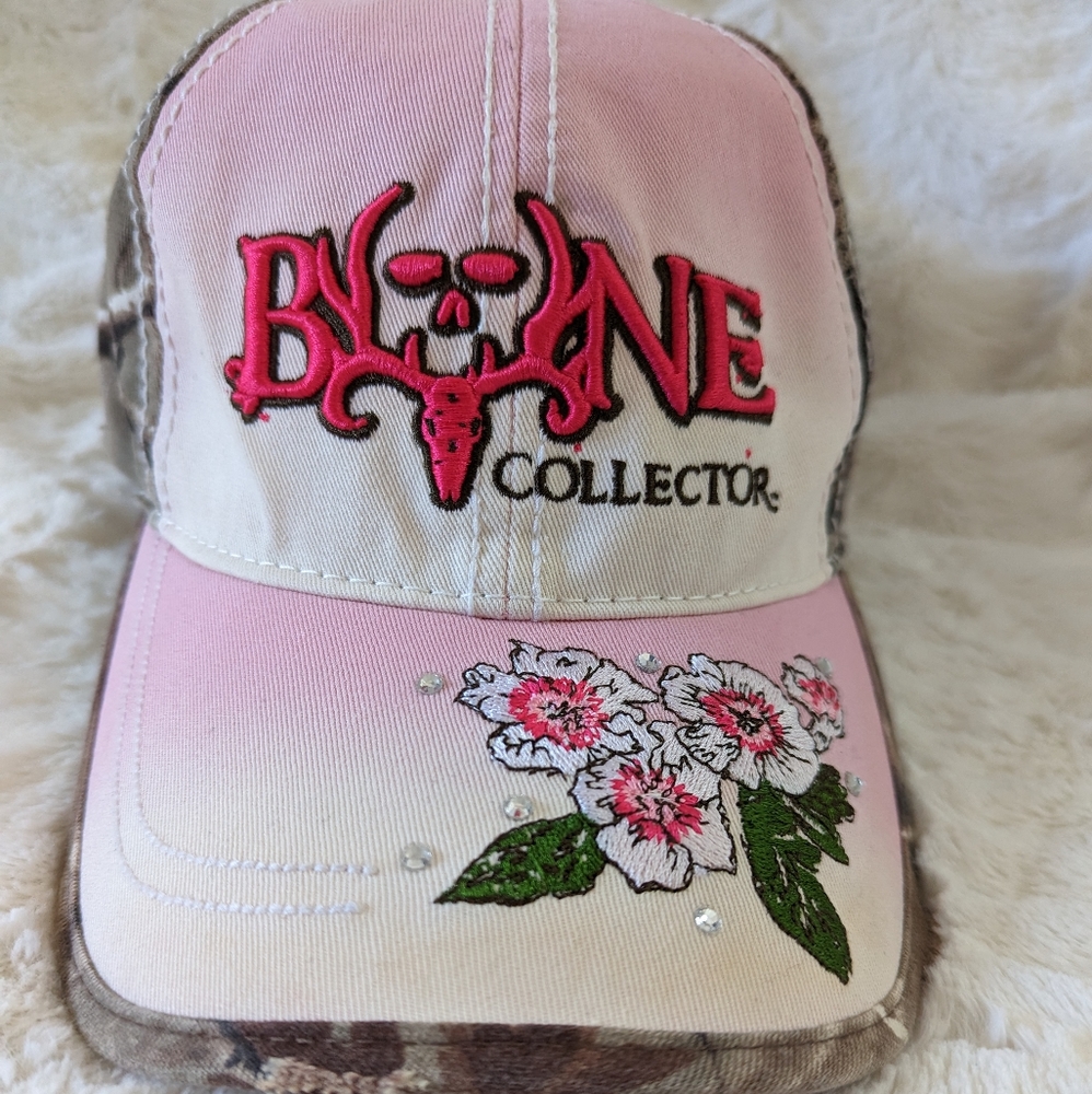 Bone Collector cap by Paramount Outdoors. Strap back.